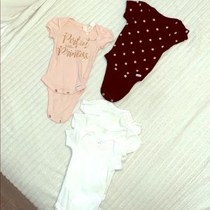 Gerber 0-3months onesies- 5 for 1